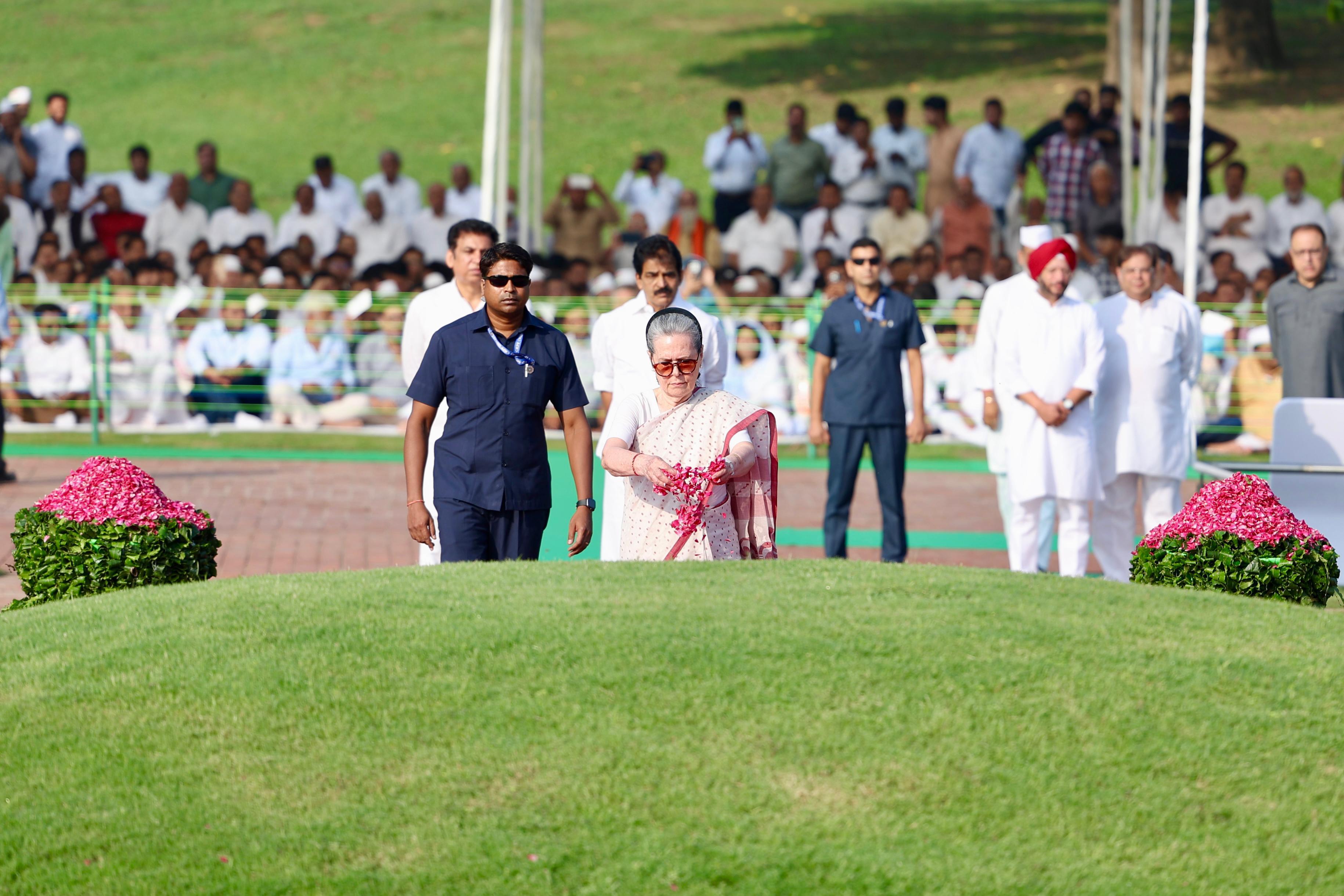 Sonia Gandhi pays tribute to India’s first Prime Minister, Jawaharlal Nehru at Shanti Van