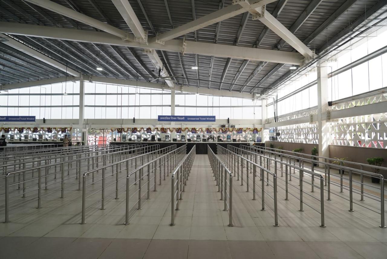 Union Minister Ashwini Vaishnaw Inspects New, State-of-the-Art Yatri Suvidha Kendra at New Delhi Railway Station